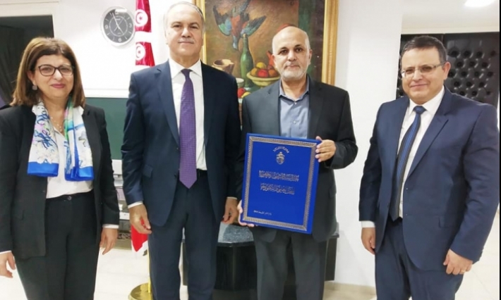 تسليم جائزة رئيس الجمهورية لأحسن باحث تونسي مقيم بالخارج إلى الأستاذ عادل النفزي