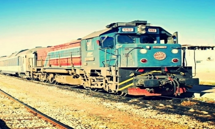 سليانة: القطار المتجه إلى الدهماني يصدم سيارة سياحية ويصيب أربعة أشخاص 