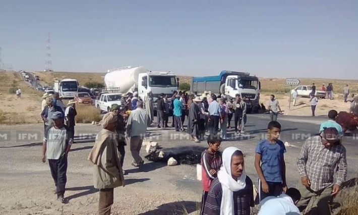 محتجون يغلقون الطريق الرّابطة بين قفصة والقصرين