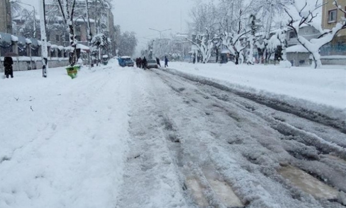 الكاف: إجلاء 8 عائلات وإزاحة 35 سيارة بسبب الثلوج