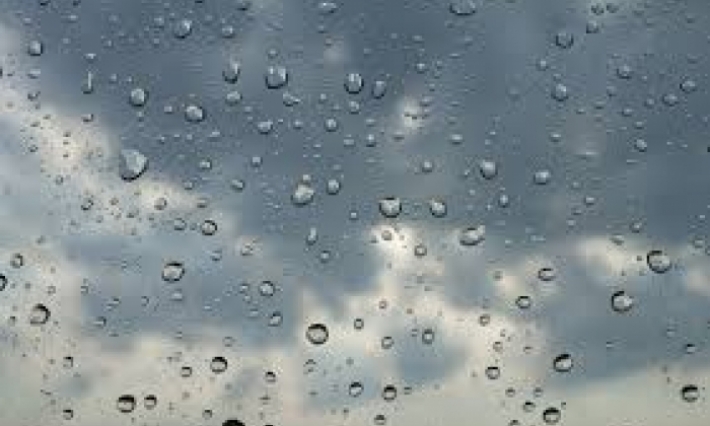 طقس اليوم: أمطار متفرقة ورياح قوية