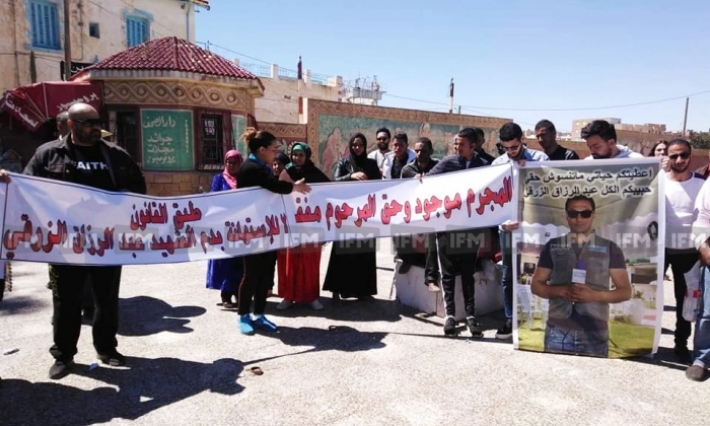 القصرين: عائلة المصور الصحفي الراحل عبد الرزاق الزرقي تحتج بساحة الشهداء وتطالب بكشف لغز وفاته الغامضة