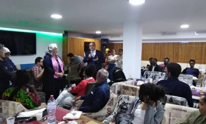 بلدية رواد تنظم مائدة إفطار على شرف عدد من عائلات المهاجرين الأفارقة