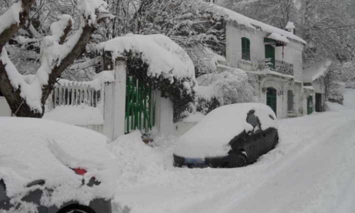 عين دراهم: إزاحة 116 سيارة وحافلتين عالقة في الثلوج