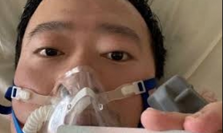 معاقبة مسؤولين صينيين بارزين بعد وفاة "مكتشف كورونا"