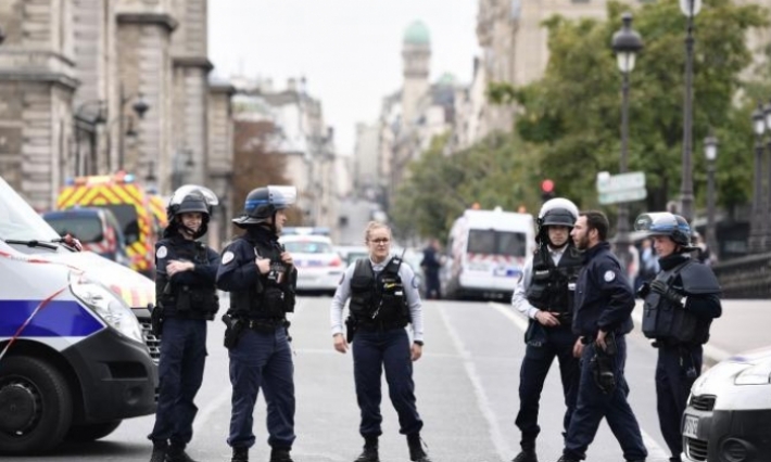 خمسة قتلى في هجوم بسكين على مقر شرطة بفرنسا