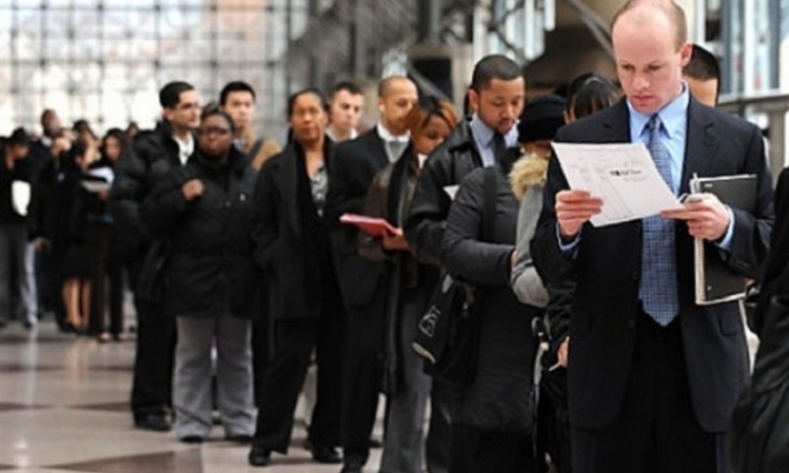 تراجع يفوق التوقعات لطلبات إعانة البطالة الأمريكية