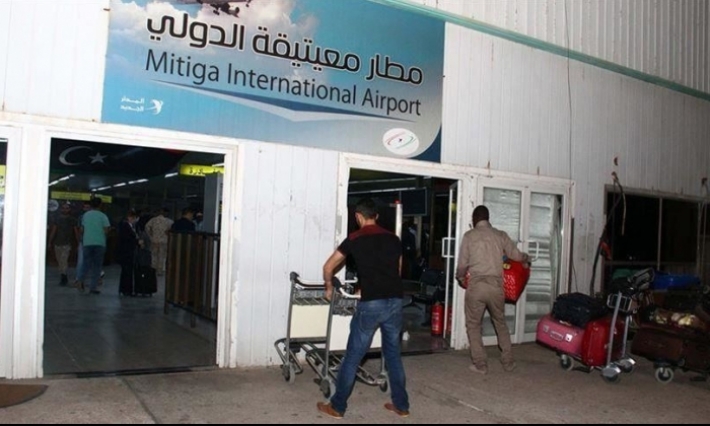 تعليق الرحلات بمطار معيتيقة الدولي بعد تعرضه للقصف