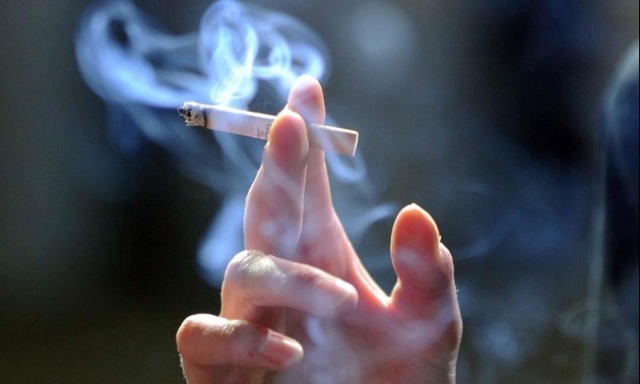 المدخنون أكثر عرضة للإصابة بـكورونا
