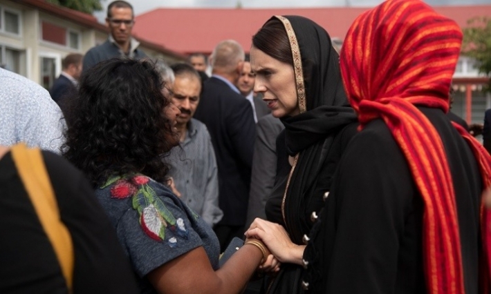 رئيسة وزراء نيوزيلندا تتحجّب تضامنا مع عائلات ضحايا المسجدين