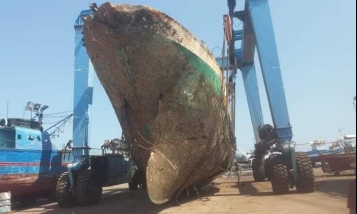 وكالة الموانئ تنجح بالتعاون مع شركة خاصة في انتشال حطام مركب البركة الغارق منذ 3 سنوات في المهدية