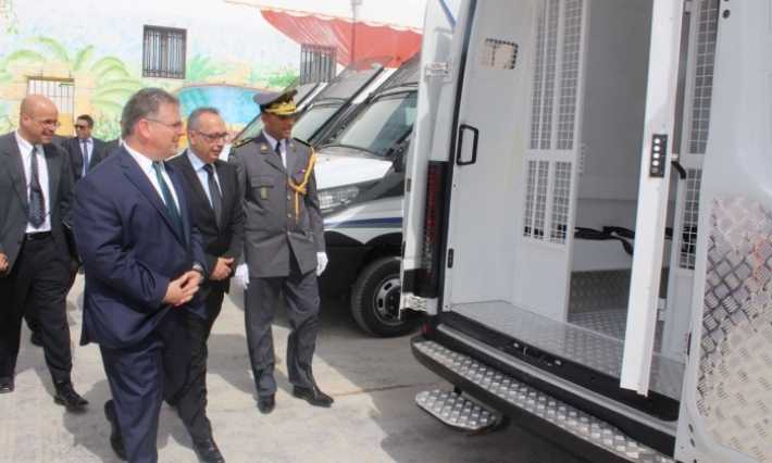 إدارة السجون والإصلاح تتسلّم من الولايات المتحدة الأمريكية دفعة من سيارات نقل المساجين في إطار هبة