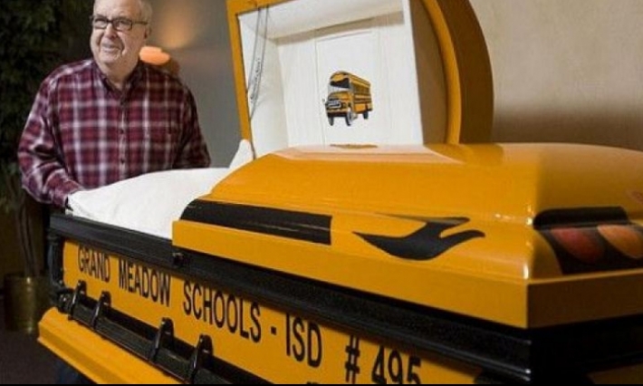سائق يوصى بتصميم تابوته كحافلة مدرسية