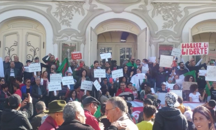 جزائريون ينفذون وقفة في تونس العاصمة ضد ترشح الرئيس بوتفليقة لولاية رئاسية خامسة