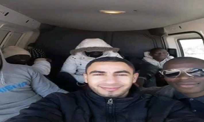 القيروان: فلاح يستعين بعملة إيفواريين لجني صابة الزيتون 