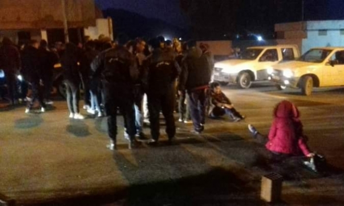 أمام مقر ولاية القصرين: إيقاف 3 شبان أغلقوا الطريق الرئيسية وهددوا بإضرام النار في أنفسهم