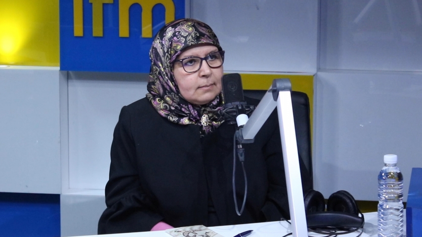   محزية العبيدي باكية : بابا  تعرض لبرشا مضايقات امنية  و عايلتي فيهم شكون تعذب