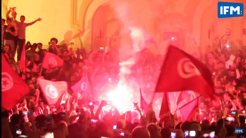 Célébrations dans la rue Habib Bourguiba après la victoire de Qais Said aux élections